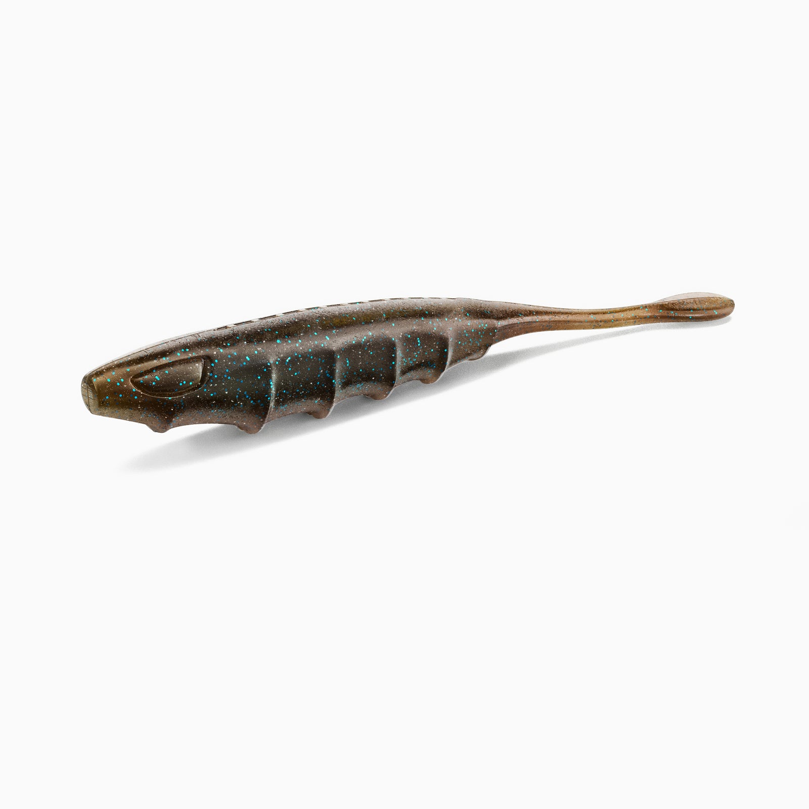 Das Bild zeigt unseren Pin-Tail-Gummiköder mit realistischem Augen-Design und typischer Rippenstruktur. Der Körper ist in Motor Öl gehalten, hell-blaue Partikel bilden einen Kontrast.