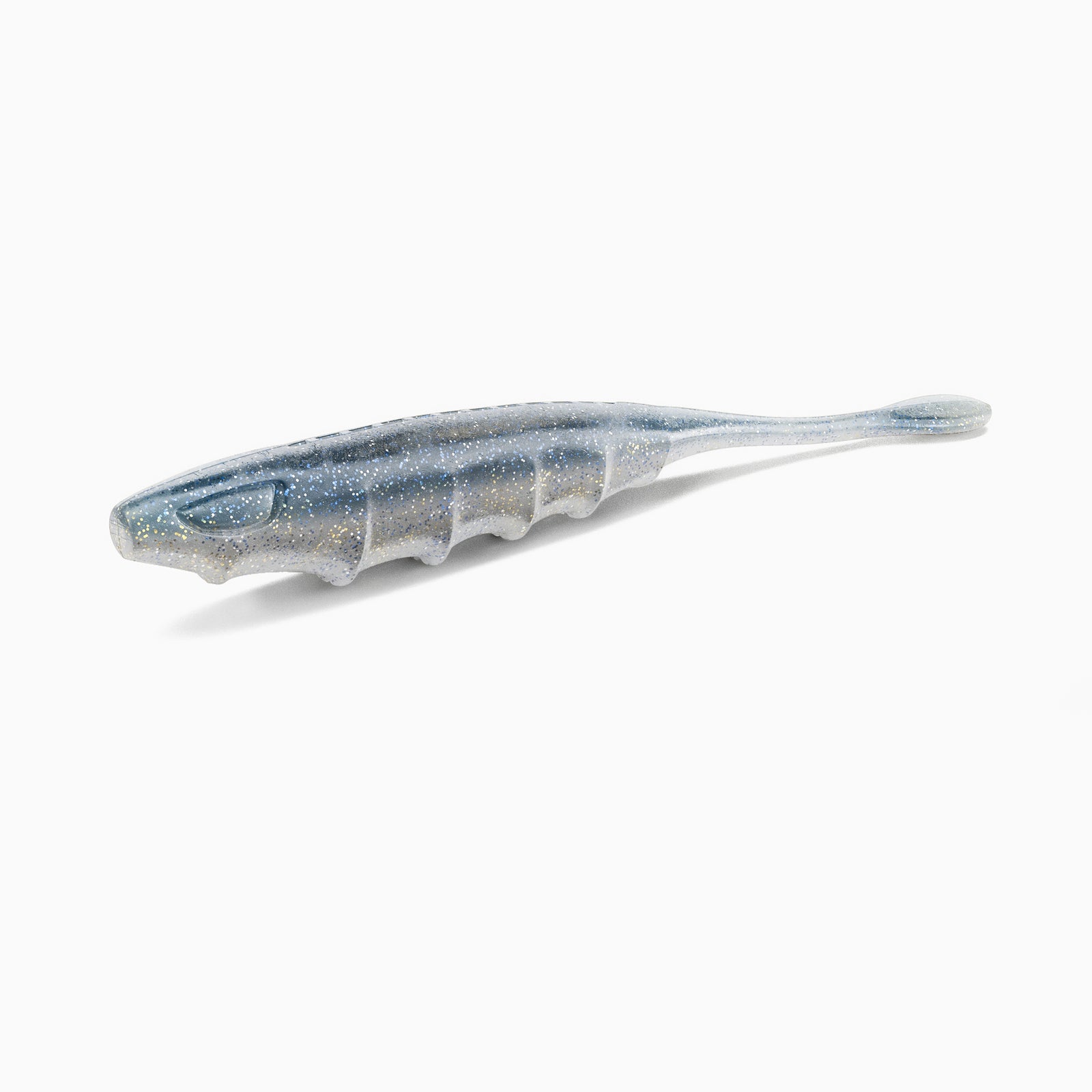 Das Bild zeigt unseren Pin-Tail-Gummiköder mit realistischem Augen-Design und typischer Rippenstruktur. Der Körper ist in hell-blau gehalten, während der Bauch einen weißen Kontrast mit goldenen Partikeln bildet.