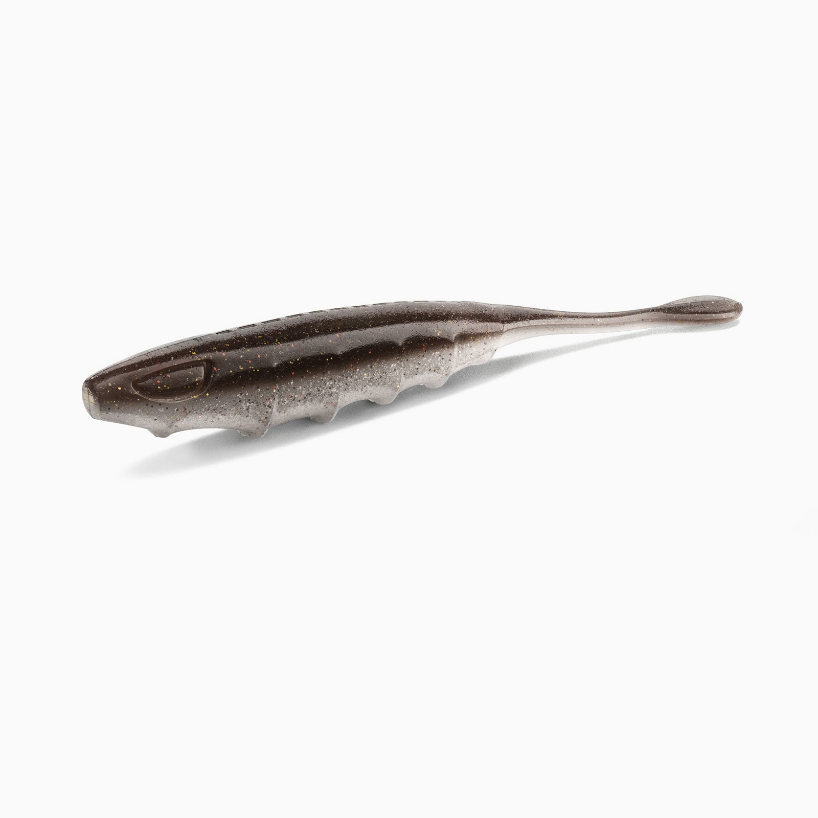 Das Bild zeigt unseren Pin-Tail-Gummiköder mit realistischem Augen-Design und typischer Rippenstruktur. Der Körper ist in gedecktem braun-grau gehalten, während der Bauch einen hellgrauen Kontrast mit silbernen Partikeln bildet.