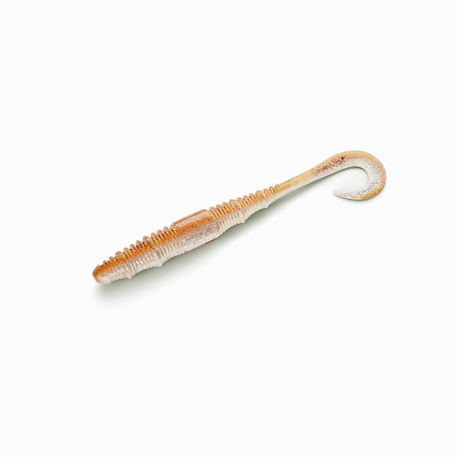 Das Bild zeigt einen Gummi Köder, der an einen Wurm mit kleinem Twister-Schwanz erinnert. Der Körper ist in gold-orange gehalten, während der Bauch einen hellen Kontrast mit glitzernden Partikeln bildet.