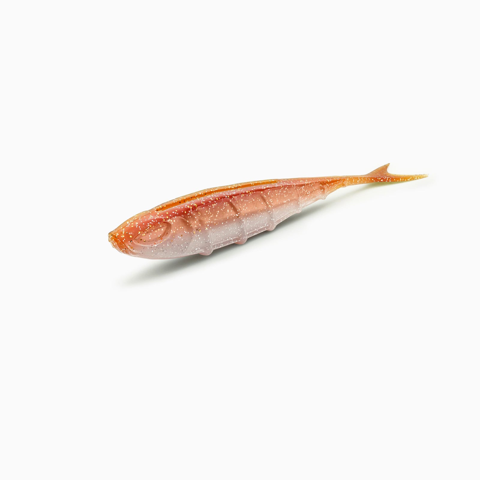 Das Bild zeigt unseren Gummiköder mit realistischem Augen-Design, typischer Rippenstruktur und einem V-förmigen Schwanz. Der Körper ist in gold-orange gehalten, während der Bauch einen hellen Kontrast mit glitzernden Partikeln bildet.