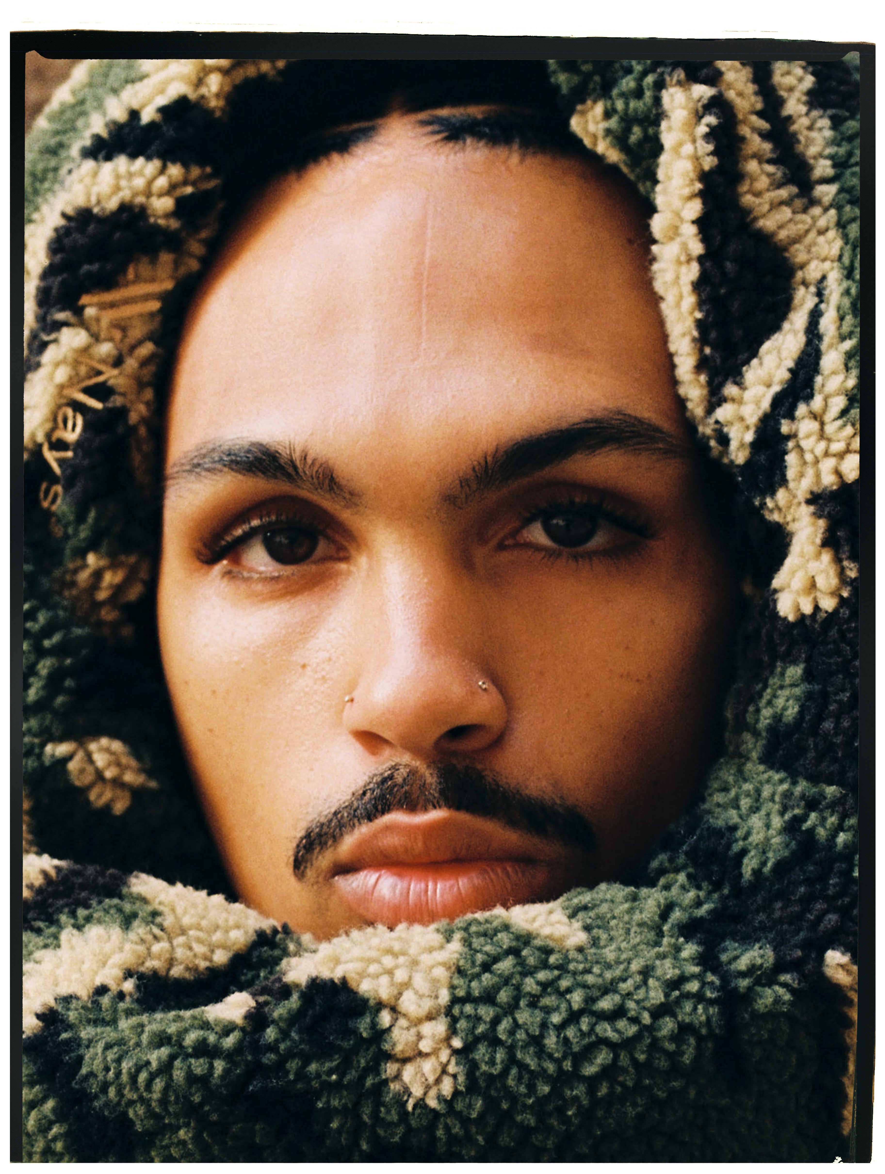 Nahaufnahme eines Models im NAYS Camouflage Fleece  aus der Fall/Winter 2026 Kollektion.