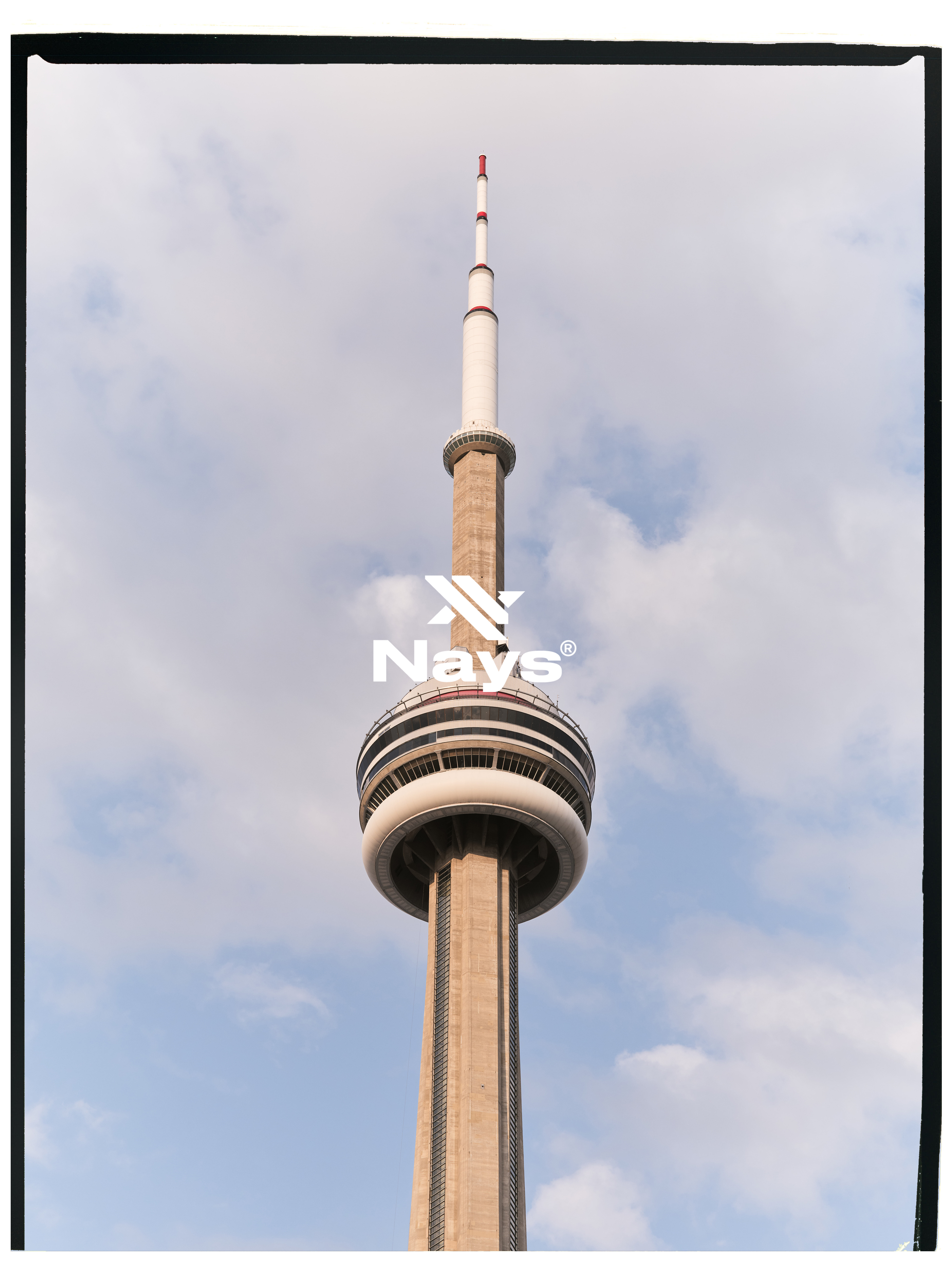 CN Tower in Toronto vor bewölktem Himmel, aufgenommen für die NAYS Utility Fall/Winter 2026 Kampagne.