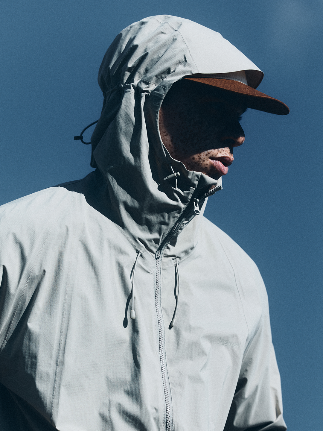 Model in heller 2L Defend Mono NAYS Jacke und Nays Script Cap  im Velodrom Berlin.