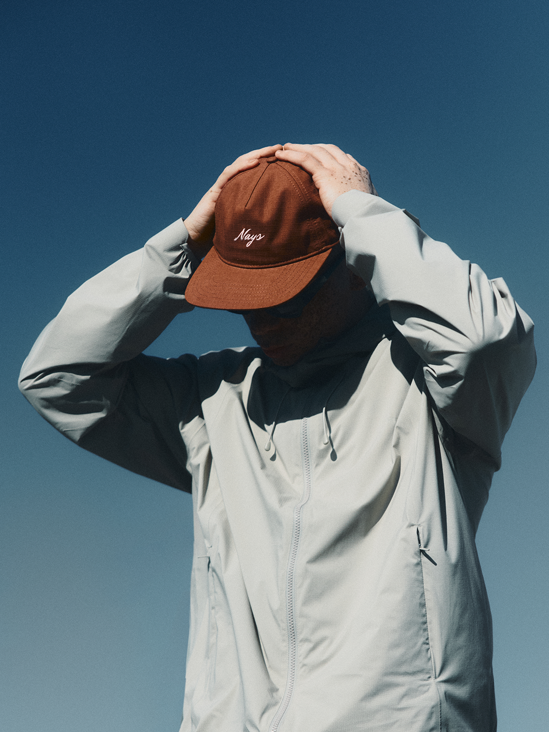 Model in heller 2L Defend Mono NAYS Jacke und Nays Script Cap  im Velodrom Berlin.