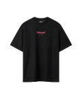 Schwarzes T-Shirt mit rotem Nays-Logo-Schriftzug mittig auf der Brust; darunter drei weitere, kleine Symbole in einer Reihe.