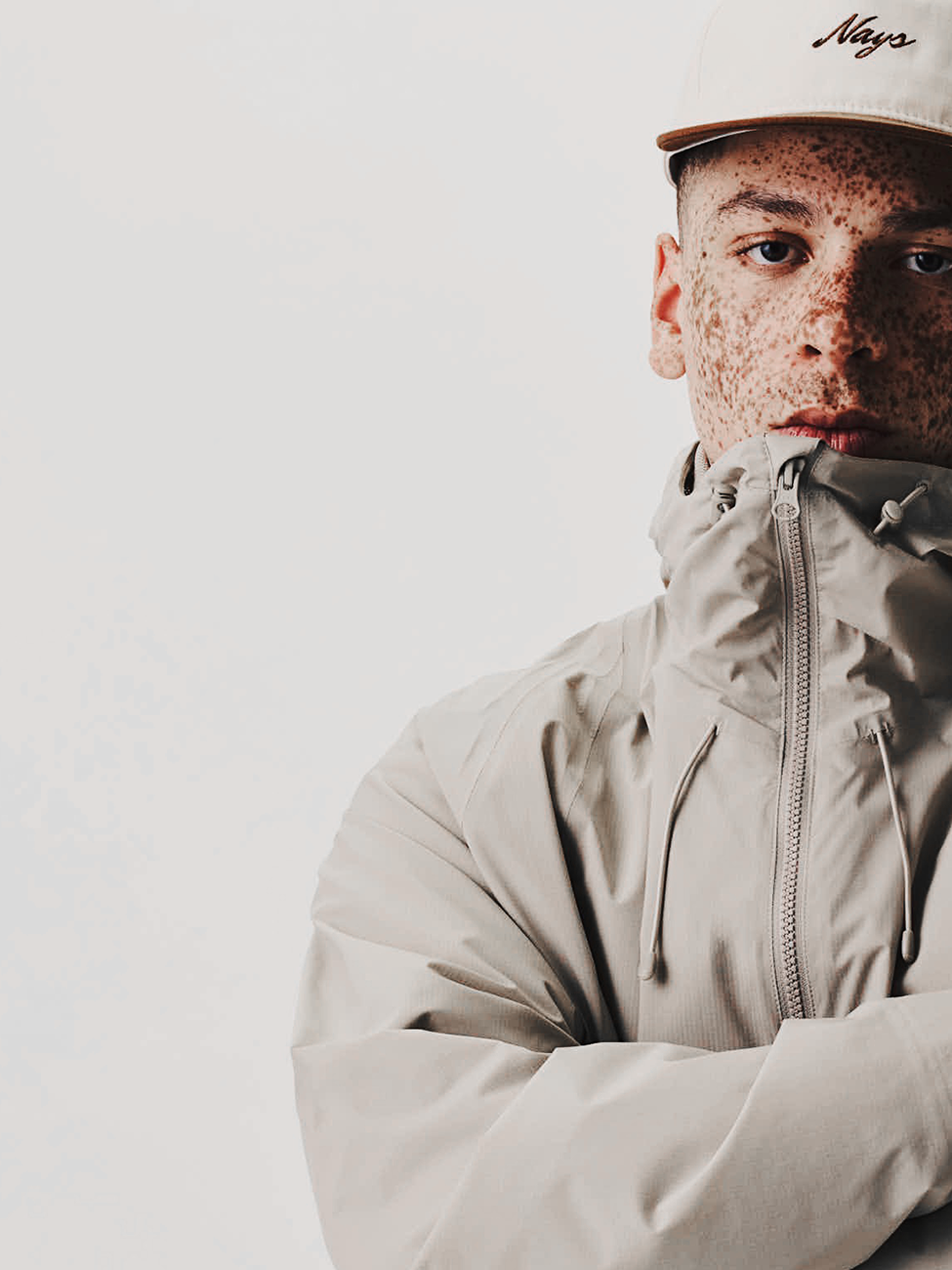Model in heller NAYS 2L Defend Mono Jacket und new Script Cap im Studio. 