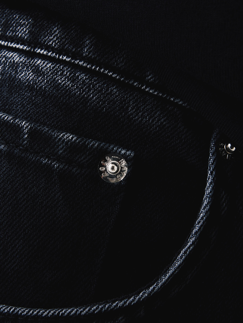 Detailaufnahme der NAYS Regular Fit Jeans. 