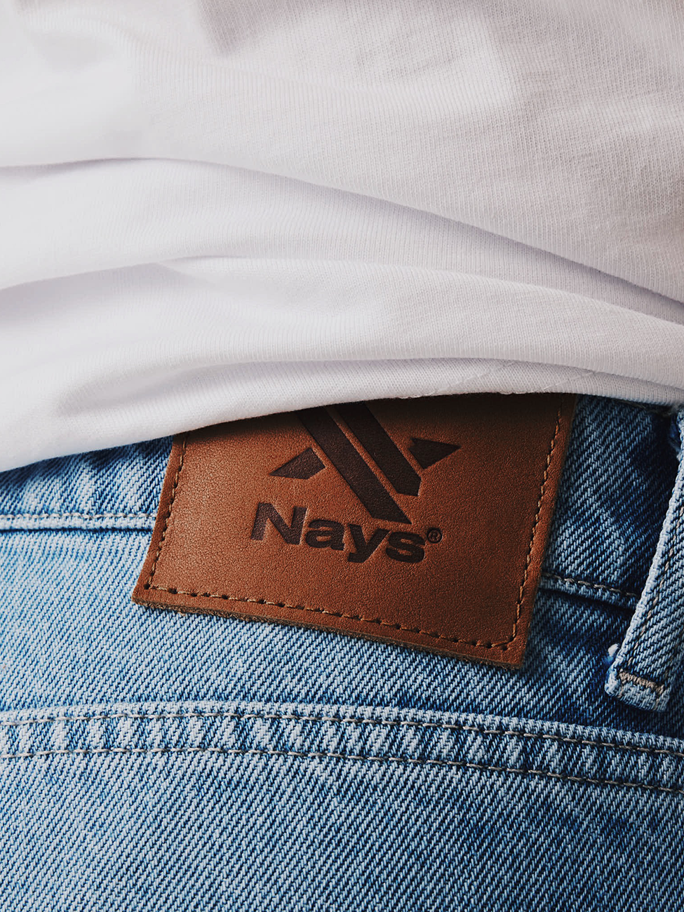 Detailaufnahme der NAYS Straight Fit Jeans.