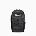 Das Bild zeigt einen schwarzen Rucksack in der Frontalansicht. Deutlich zu erkennen in weiß ist ein großes Logo, sowie etwas kleiner darüber ein weiterer Print mit Utility Backpack. Außen angebracht eine elastische Schnürung zur Befestigung von Kleidung oder Keschern.
