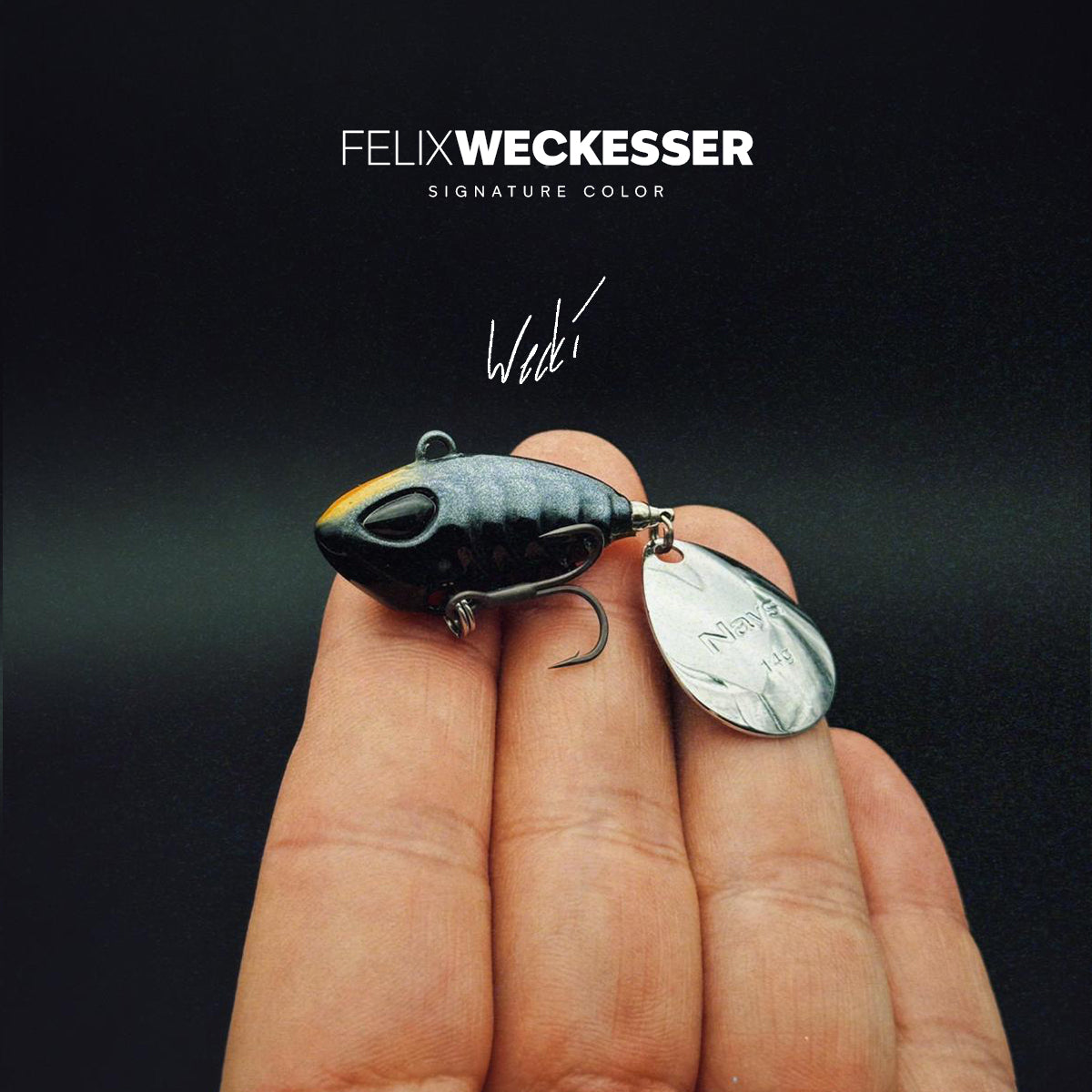 Nays BLD RNNR LF 14 - Felix Weckesser: Nahaufnahme eines dunklen, orange akzentuierten Fischköders mit Spinner-Blatt Nave 1.4 g und Felix Weckesser-Signatur.