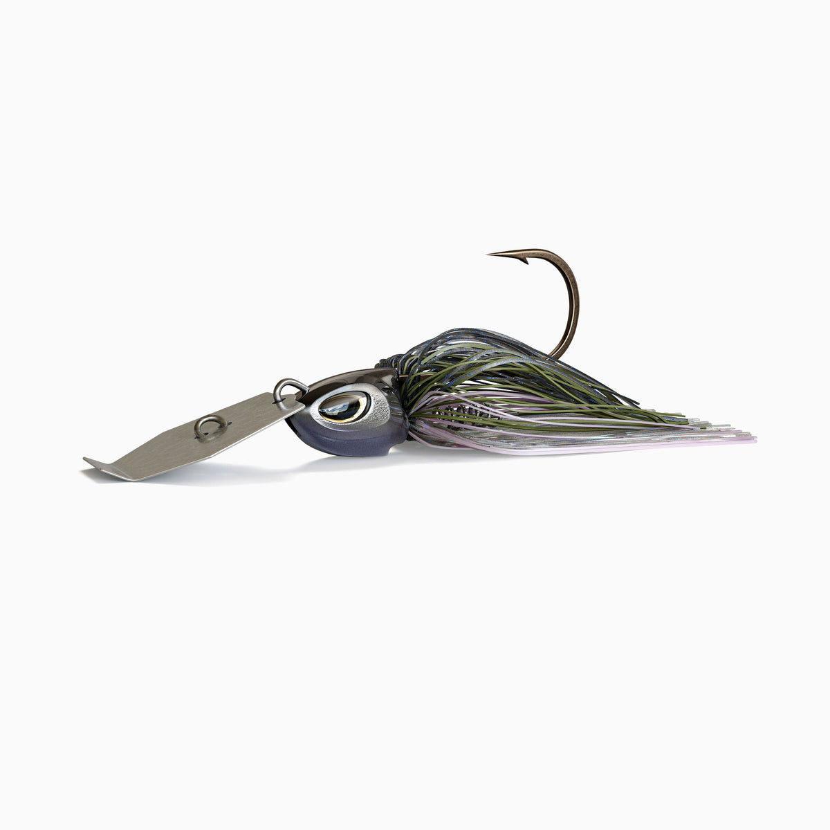 Das Bild zeigt einen Bladed Jig mit einer Metallplatte am Kopf, die unter Zug vibriert und reflektiert. Der Kopf mit realistischen Augen ist braun flieder glänzend und das Fransenkleid des Jig ist in den Farben Grau, Grün und Rosa gehalten.