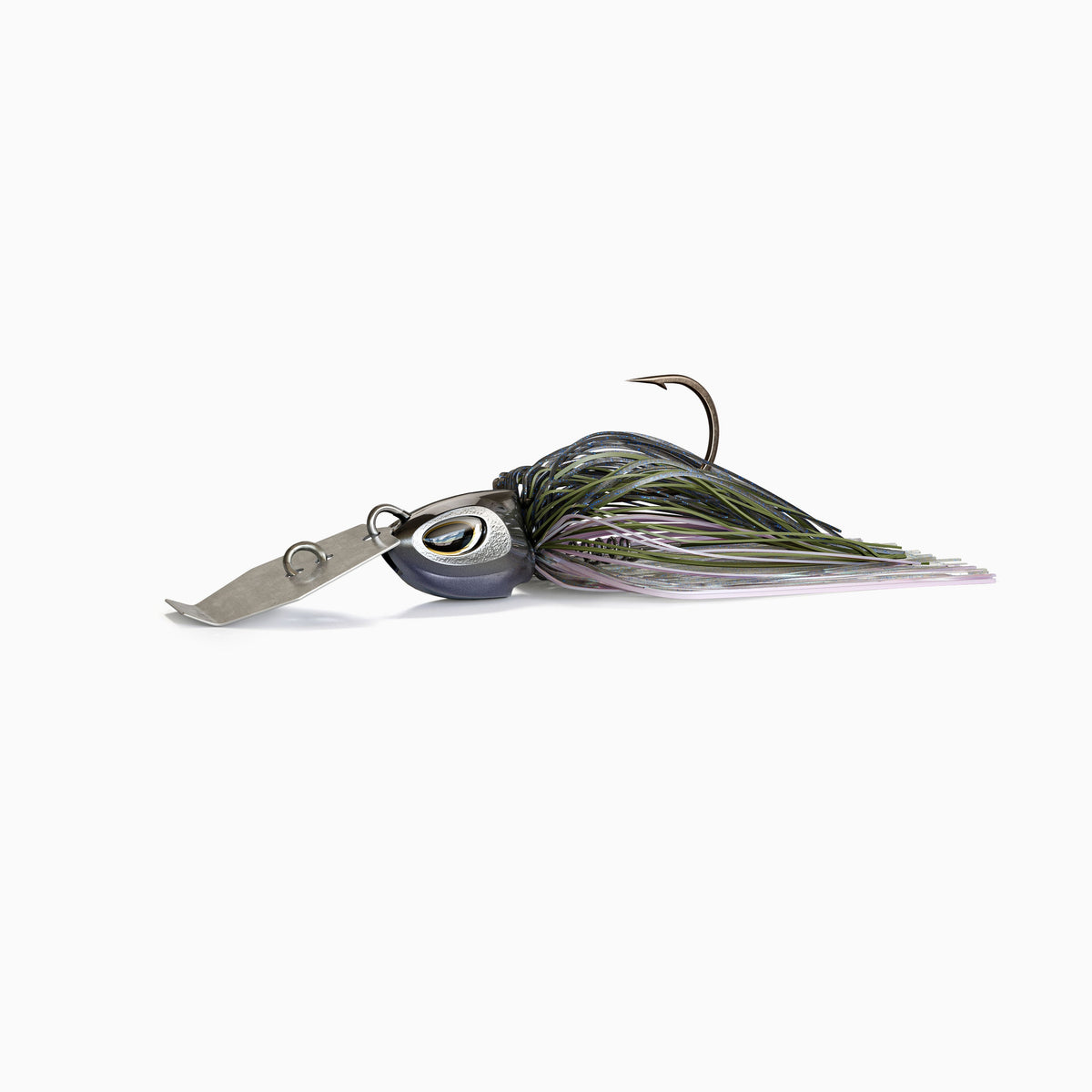 Das Bild zeigt einen Bladed Jig mit einer Metallplatte am Kopf, die unter Zug vibriert und reflektiert. Der Kopf mit realistischen Augen ist braun flieder glänzend und das Fransenkleid des Jig ist in den Farben Grau, Grün und Rosa gehalten.