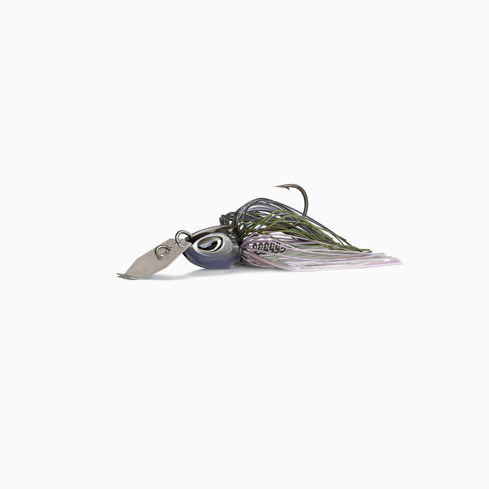 Das Bild zeigt einen Bladed Jig mit einer Metallplatte am Kopf, die unter Zug vibriert und reflektiert. Der Kopf mit realistischen Augen ist braun flieder glänzend und das Fransenkleid des Jig ist in den Farben Grau, Grün und Rosa gehalten.