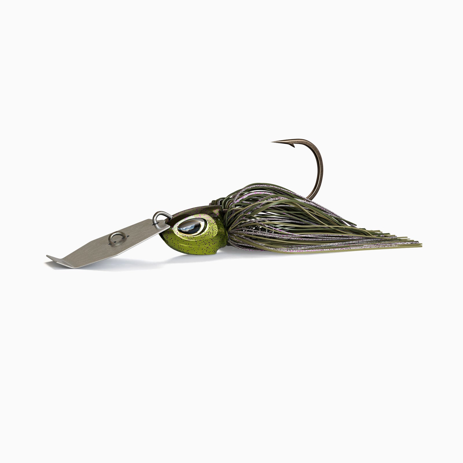 Das Bild zeigt einen Bladed Jig mit einer Metallplatte am Kopf, die unter Zug vibriert und reflektiert. Der Kopf mit realistischen Augen ist grün gold glänzend und das Fransenkleid des Jig ist in den Farben Oliv, Grün und weiß gehalten.