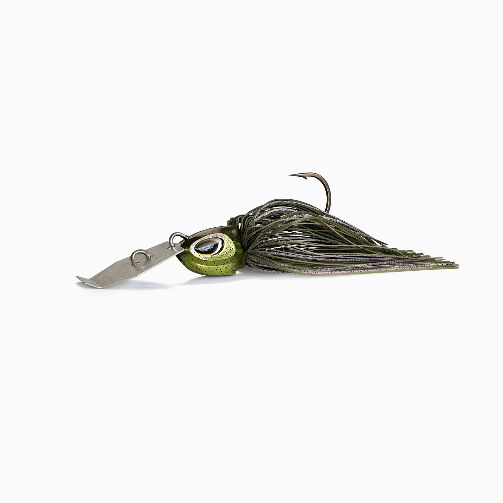 Das Bild zeigt einen Bladed Jig mit einer Metallplatte am Kopf, die unter Zug vibriert und reflektiert. Der Kopf mit realistischen Augen ist grün gold glänzend und das Fransenkleid des Jig ist in den Farben Oliv, Grün und weiß gehalten.