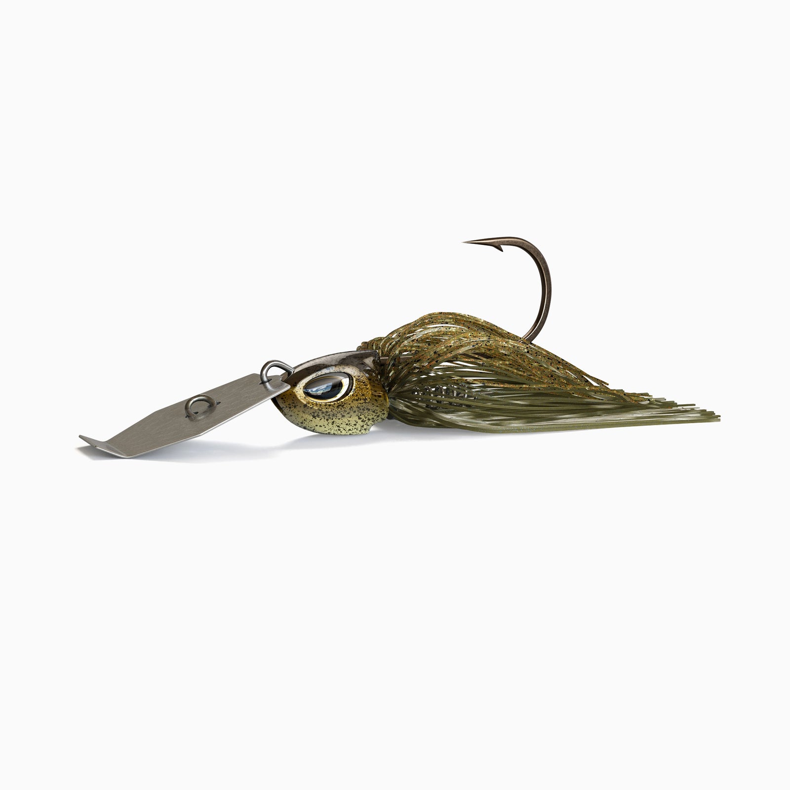 Das Bild zeigt einen Bladed Jig mit einer Metallplatte am Kopf, die unter Zug vibriert und reflektiert. Der Kopf mit realistischen Augen ist  gold braun glänzend und das Fransenkleid des Jig ist in den Farben Oliv und Grün gehalten.