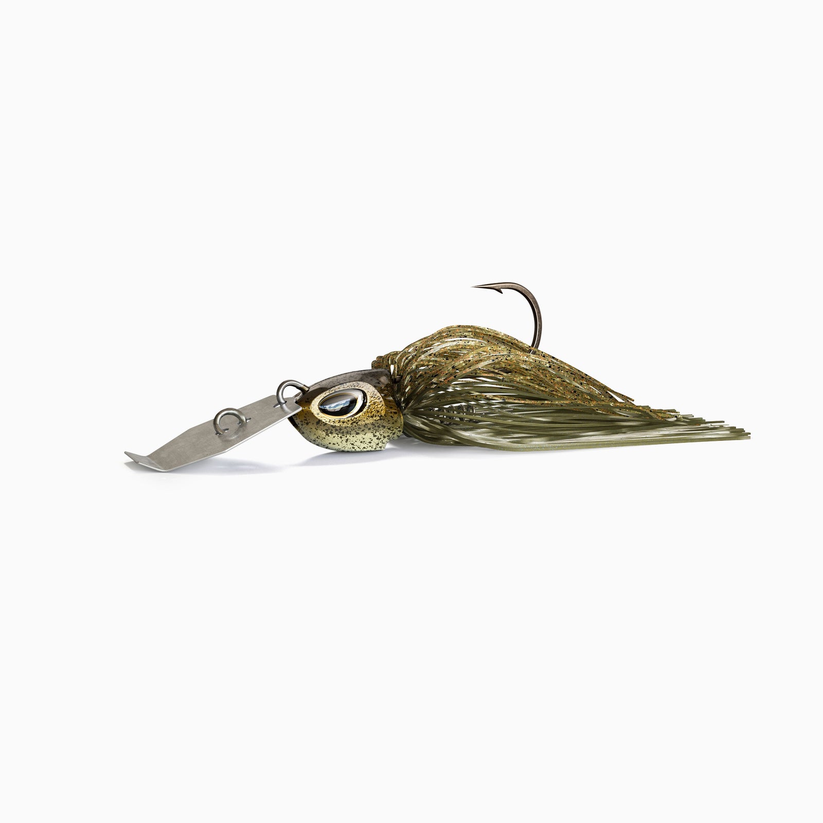 Das Bild zeigt einen Bladed Jig mit einer Metallplatte am Kopf, die unter Zug vibriert und reflektiert. Der Kopf mit realistischen Augen ist  gold braun glänzend und das Fransenkleid des Jig ist in den Farben Oliv und Grün gehalten.