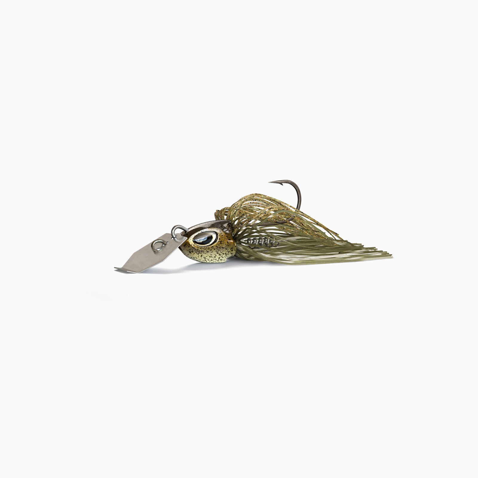 Das Bild zeigt einen Bladed Jig mit einer Metallplatte am Kopf, die unter Zug vibriert und reflektiert. Der Kopf mit realistischen Augen ist  gold braun glänzend und das Fransenkleid des Jig ist in den Farben Oliv und Grün gehalten.