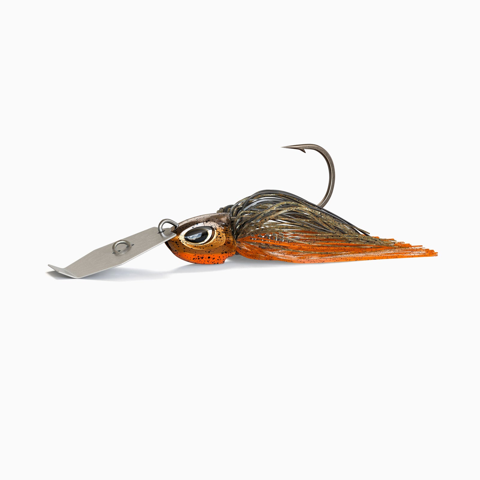 Das Bild zeigt einen Bladed Jig mit einer Metallplatte am Kopf, die unter Zug vibriert und reflektiert. Der Kopf mit realistischen Augen ist braun rot glänzend und das Fransenkleid des Jig ist in den Farben Braun, Grün und Rot gehalten.