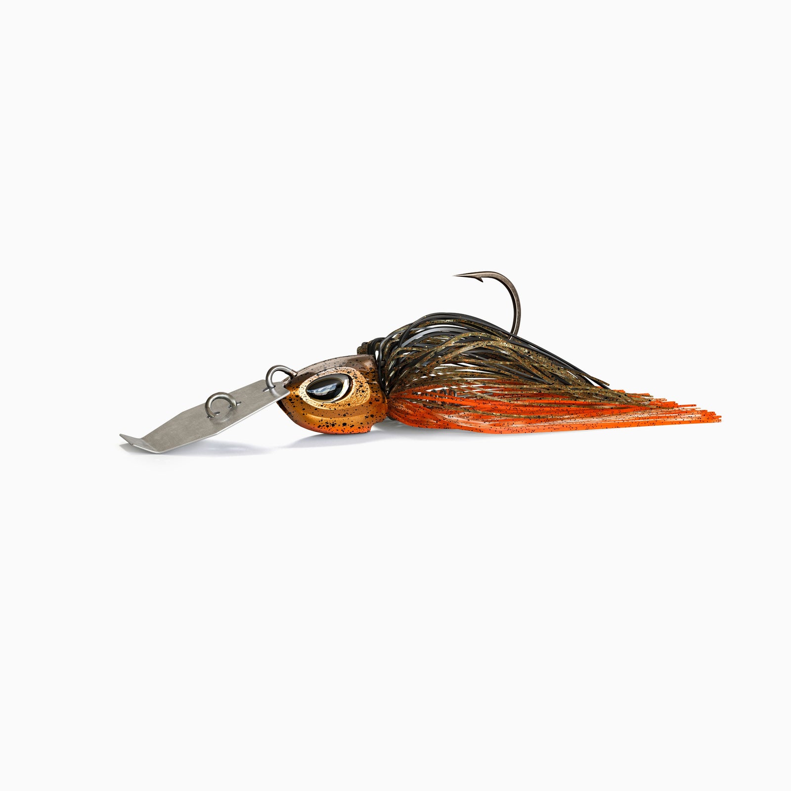 Das Bild zeigt einen Bladed Jig mit einer Metallplatte am Kopf, die unter Zug vibriert und reflektiert. Der Kopf mit realistischen Augen ist braun rot glänzend und das Fransenkleid des Jig ist in den Farben Braun, Grün und Rot gehalten.