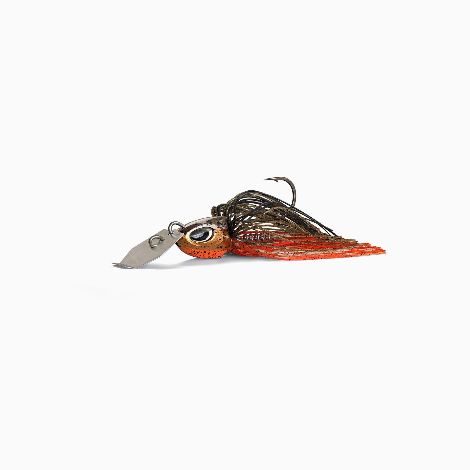 Das Bild zeigt einen Bladed Jig mit einer Metallplatte am Kopf, die unter Zug vibriert und reflektiert. Der Kopf mit realistischen Augen ist braun rot glänzend und das Fransenkleid des Jig ist in den Farben Braun, Grün und Rot gehalten.