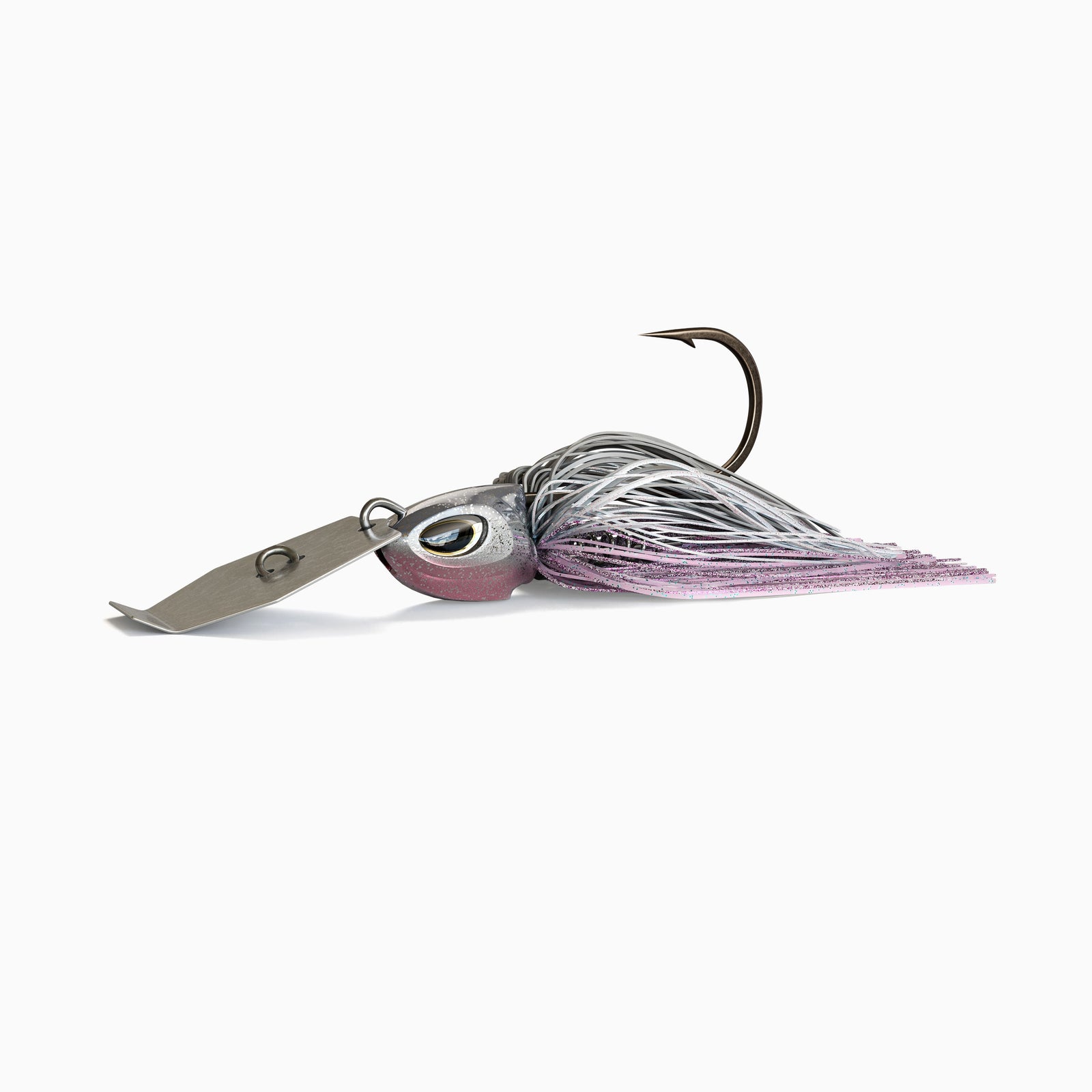 Das Bild zeigt einen Bladed Jig mit einer Metallplatte am Kopf, die unter Zug vibriert und reflektiert. Der Kopf mit realistischen Augen ist silber und rosa glänzend und das Fransenkleid des Jig ist in den Farben Grau, Weiß und Rosa gehalten.