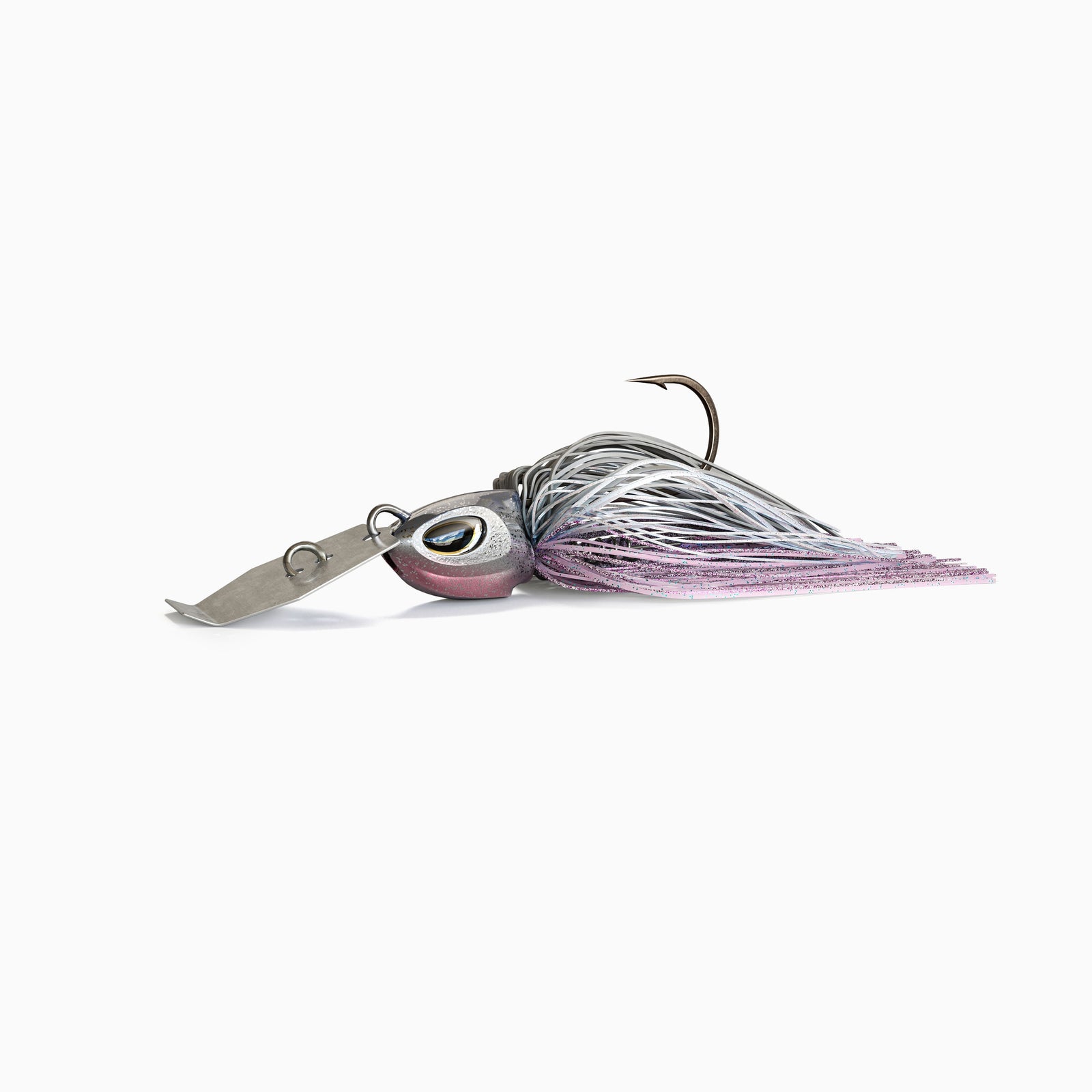 Das Bild zeigt einen Bladed Jig mit einer Metallplatte am Kopf, die unter Zug vibriert und reflektiert. Der Kopf mit realistischen Augen ist silber und rosa glänzend und das Fransenkleid des Jig ist in den Farben Grau, Weiß und Rosa gehalten.