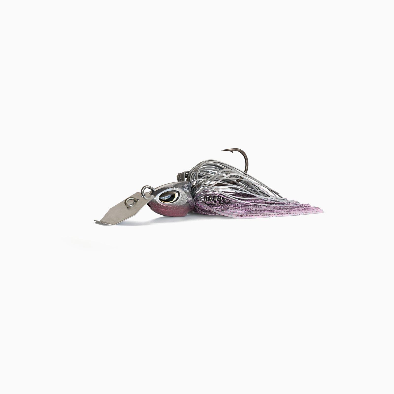 Das Bild zeigt einen Bladed Jig mit einer Metallplatte am Kopf, die unter Zug vibriert und reflektiert. Der Kopf mit realistischen Augen ist silber und rosa glänzend und das Fransenkleid des Jig ist in den Farben Grau, Weiß und Rosa gehalten.