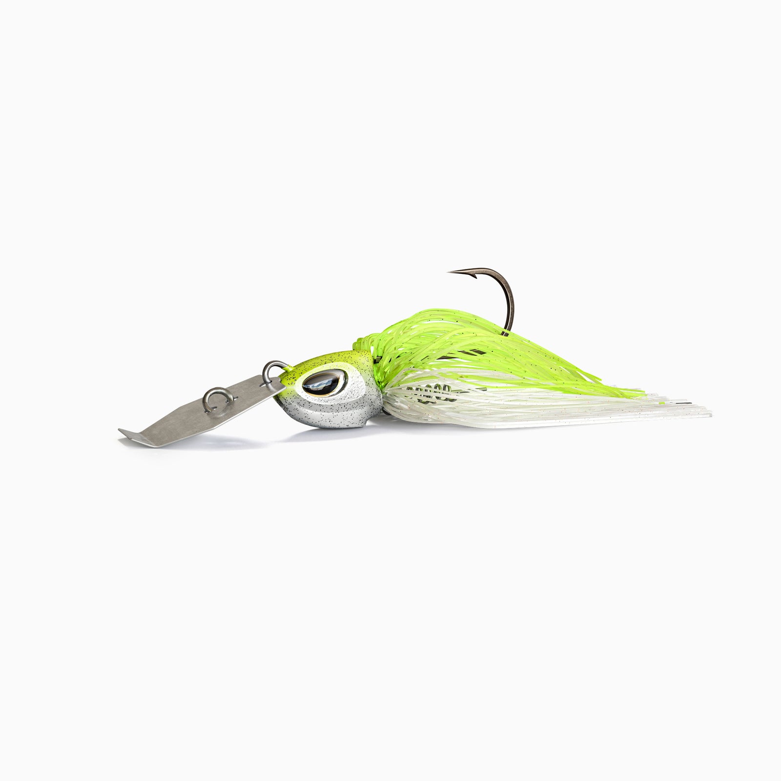 Das Bild zeigt einen Bladed Jig mit einer Metallplatte am Kopf, die unter Zug vibriert und reflektiert. Der Kopf mit realistischen Augen ist grell gelb und weiß glänzend. Das Fransenkleid des Jig ist in den Farben grell gelb und weiß gehalten.
