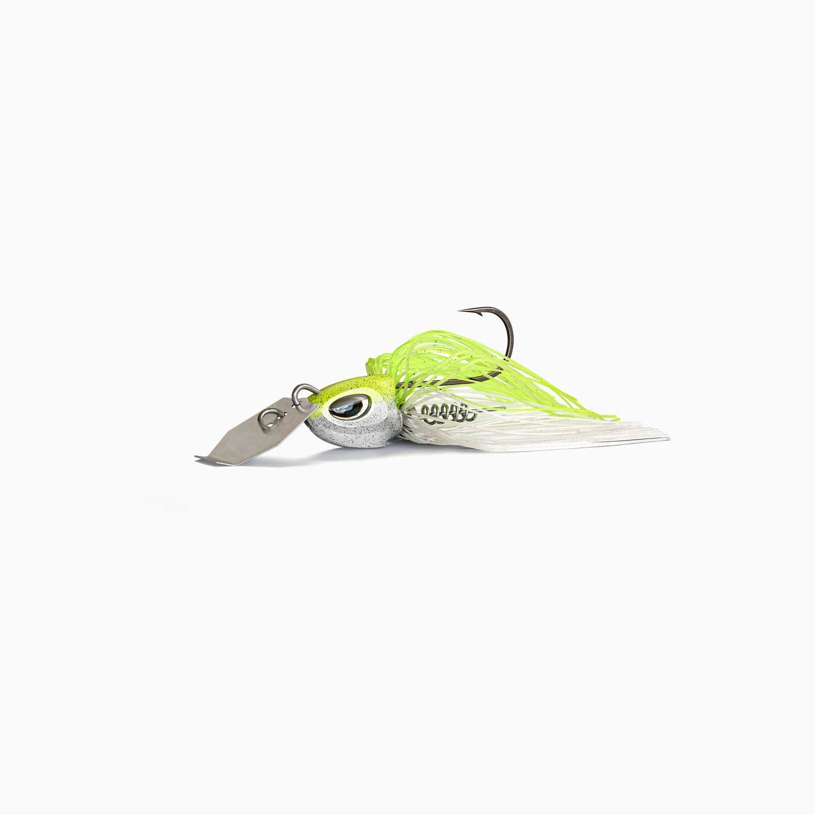 Das Bild zeigt einen Bladed Jig mit einer Metallplatte am Kopf, die unter Zug vibriert und reflektiert. Der Kopf mit realistischen Augen ist grell gelb und weiß glänzend. Das Fransenkleid des Jig ist in den Farben grell gelb und weiß gehalten.