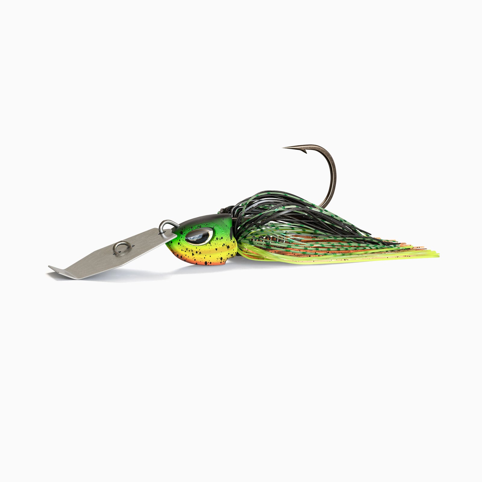 Das Bild zeigt einen Bladed Jig mit einer Metallplatte am Kopf, die unter Zug vibriert und reflektiert. Der Kopf mit realistischen Augen ist grün gelb rot. Das Fransenkleid des Jig ist in den Farben Grün, Gelb, Orange und Schwarz gehalten.