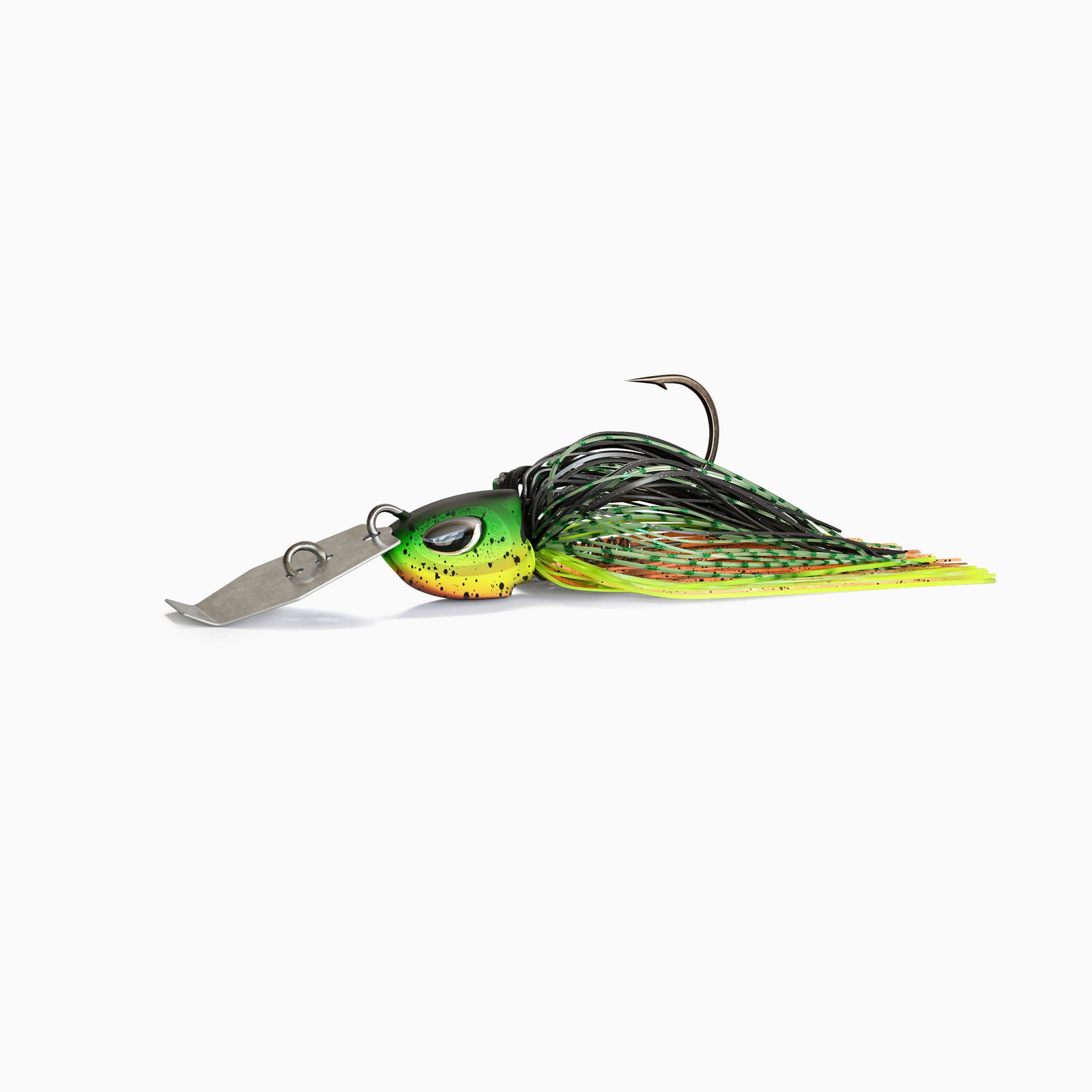 Das Bild zeigt einen Bladed Jig mit einer Metallplatte am Kopf, die unter Zug vibriert und reflektiert. Der Kopf mit realistischen Augen ist grün gelb rot. Das Fransenkleid des Jig ist in den Farben Grün, Gelb, Orange und Schwarz gehalten.