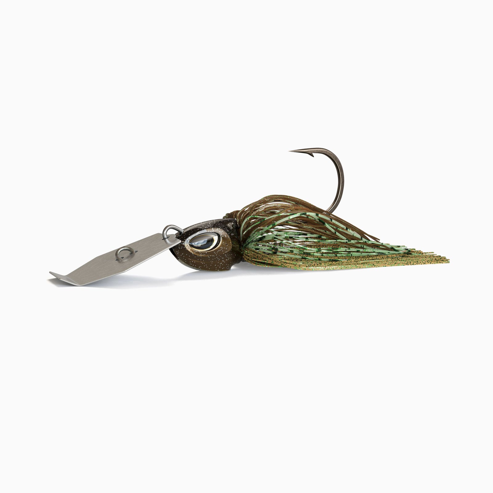 Das Bild zeigt einen Bladed Jig mit einer Metallplatte am Kopf, die unter Zug vibriert und reflektiert. Der Kopf mit realistischen Augen ist schwarz braun glänzend und das Fransenkleid des Jig ist in den Farben Oliv, Grün und braun. gehalten.