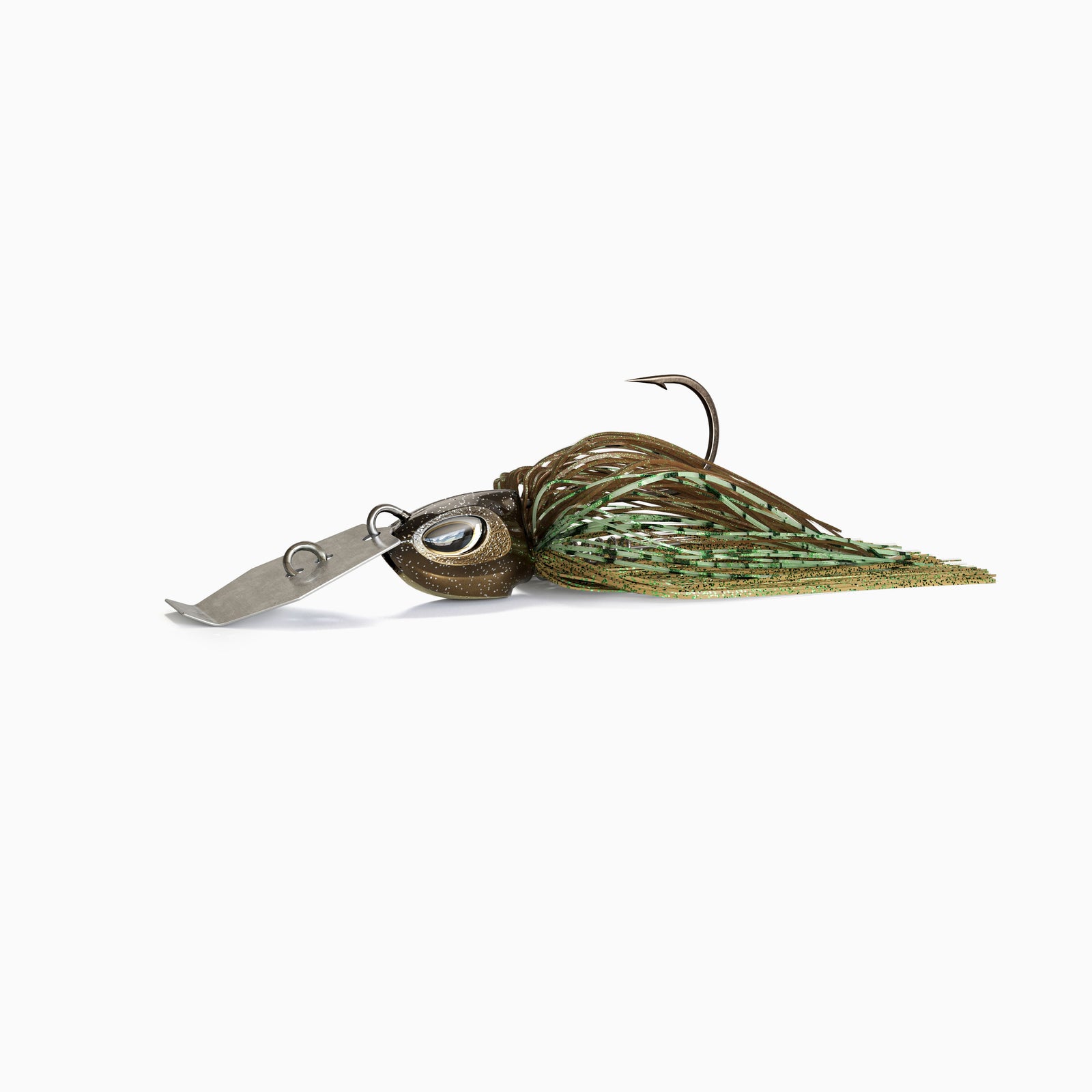 Das Bild zeigt einen Bladed Jig mit einer Metallplatte am Kopf, die unter Zug vibriert und reflektiert. Der Kopf mit realistischen Augen ist schwarz braun glänzend und das Fransenkleid des Jig ist in den Farben Oliv, Grün und braun. gehalten.
