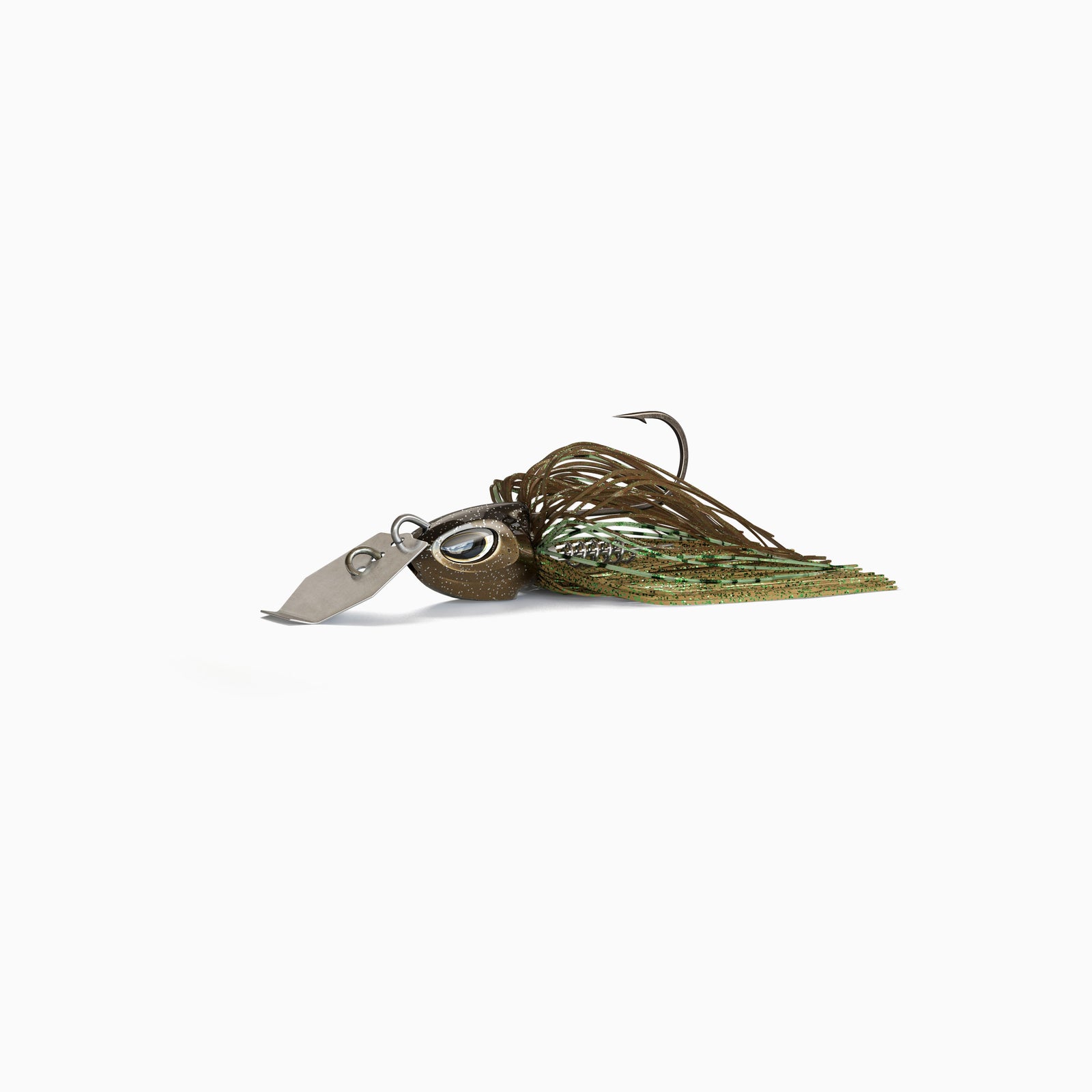 Das Bild zeigt einen Bladed Jig mit einer Metallplatte am Kopf, die unter Zug vibriert und reflektiert. Der Kopf mit realistischen Augen ist schwarz braun glänzend und das Fransenkleid des Jig ist in den Farben Oliv, Grün und braun. gehalten.