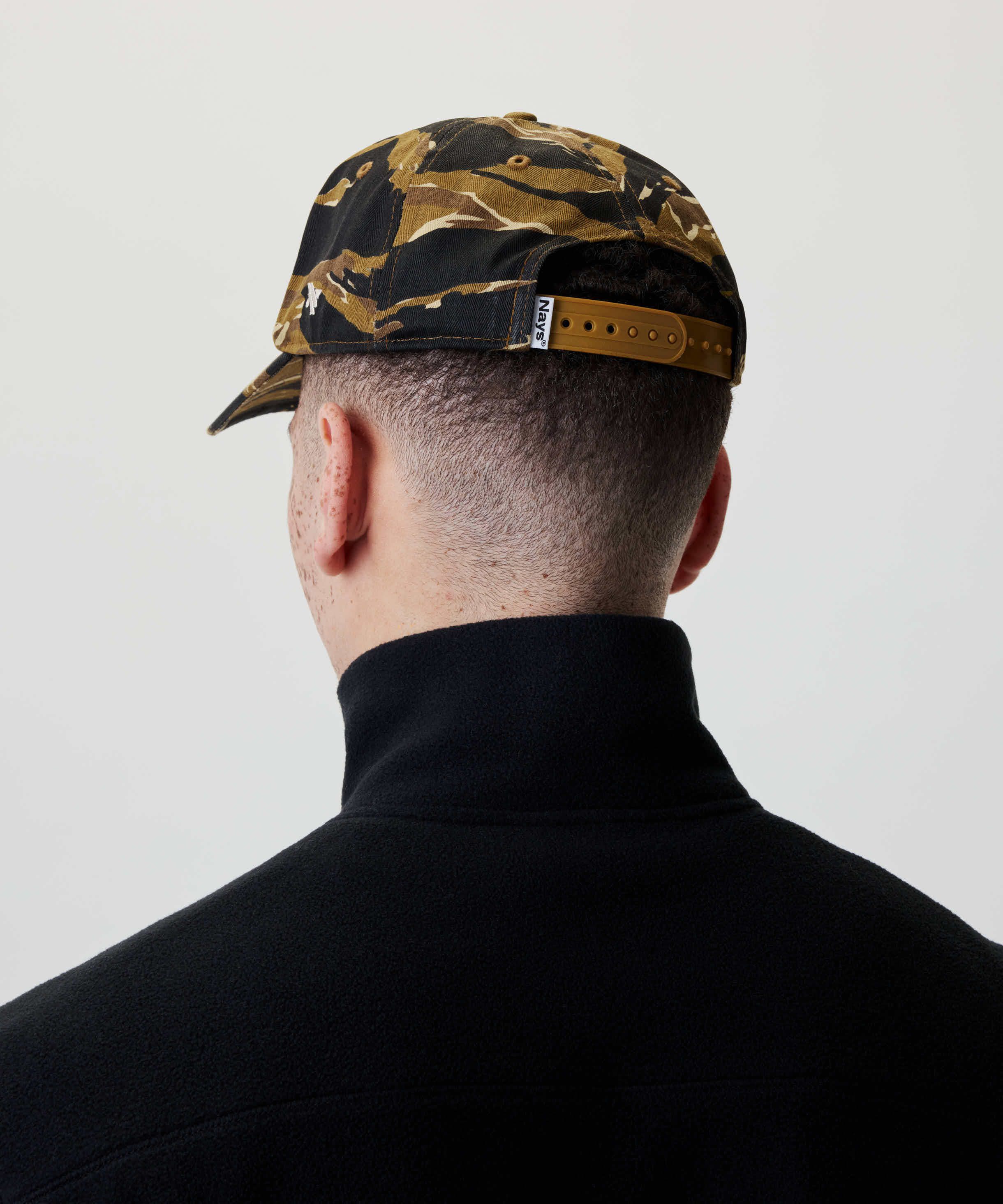 Rückansicht mit Nays Fishing Club Cap: Camo-Print, klassischer 5-Panel-Shape, rückwärts getragen, verstellbarer Snapback-Verschluss, hochwertige Stickerei vorne für sportlichen, modernen Look.