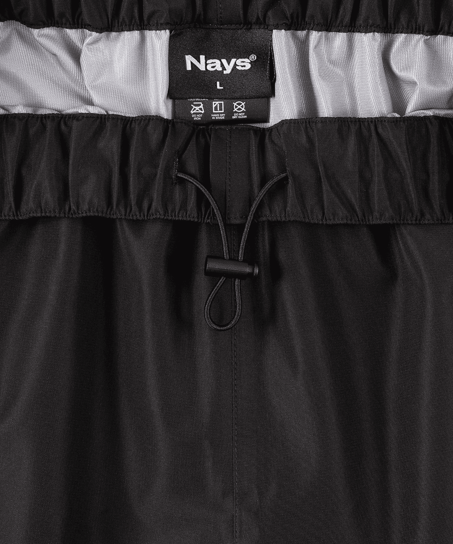 Nays 3L Multifunctional Rain Pants, Nahaufnahme der schwarzen Regenhose mit YKK AquaGuard®-Reißverschlüssen und geklebten Nähten, ideal für Outdoor-Abenteuer bei Regen.