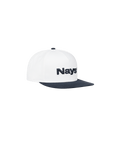 Beige Schirmmütze mit blauem Schirm und schwarzem Logo-Schriftzug auf der Vorderseite.