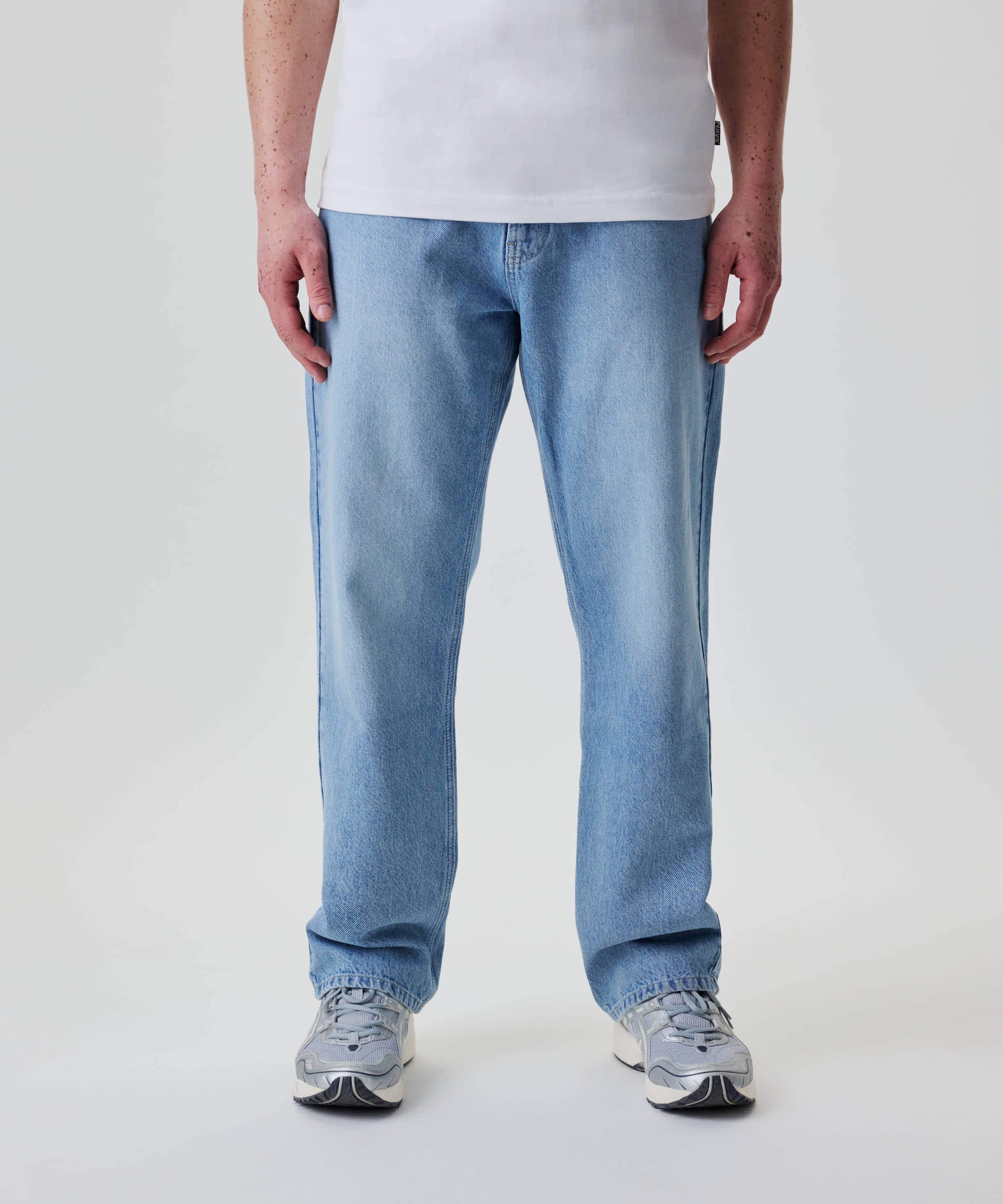 Nays Straight Fit Jeans aus hellblauem Denim, locker geschnitten, klassisches 5-Pocket-Design, bequem und vielseitig für den Alltag.