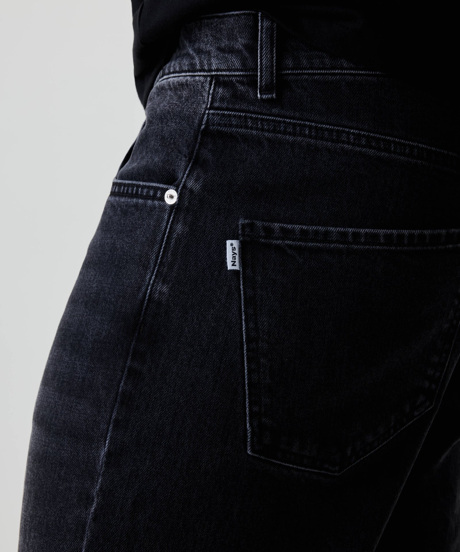 Nays Regular Fit Jeans in dunklem Denim, Seitenansicht mit sichtbarer Rückentasche, Metallniet am Münzfach und weißem Markentag. Bequemer Sitz und klassische 5-Pocket-Gestaltung.
