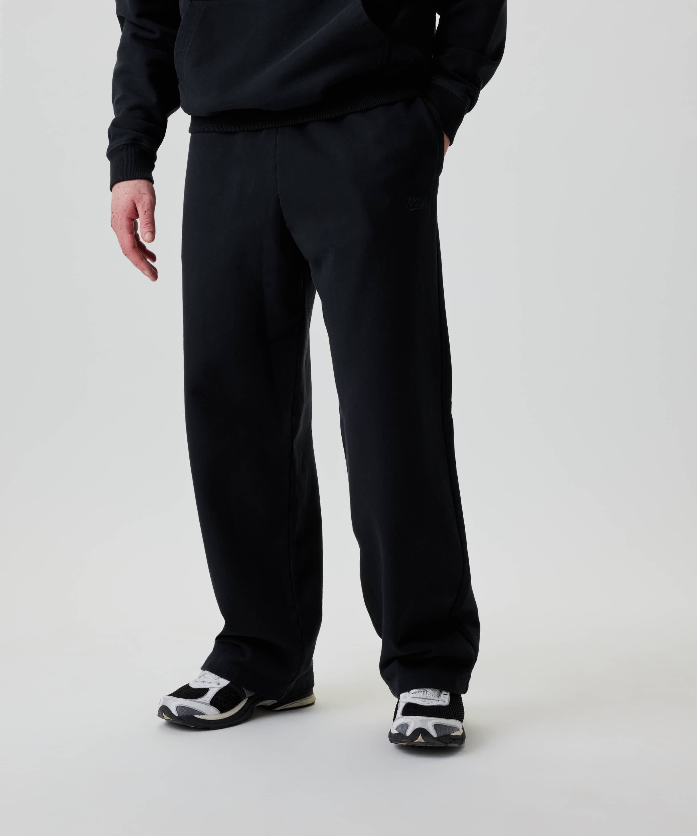 Die Nays Straight Leg Sweatpants zeigen einen entspannten Look mit weitem Schnitt und Komfort, ergänzt durch Taschen mit YKK Zippern.