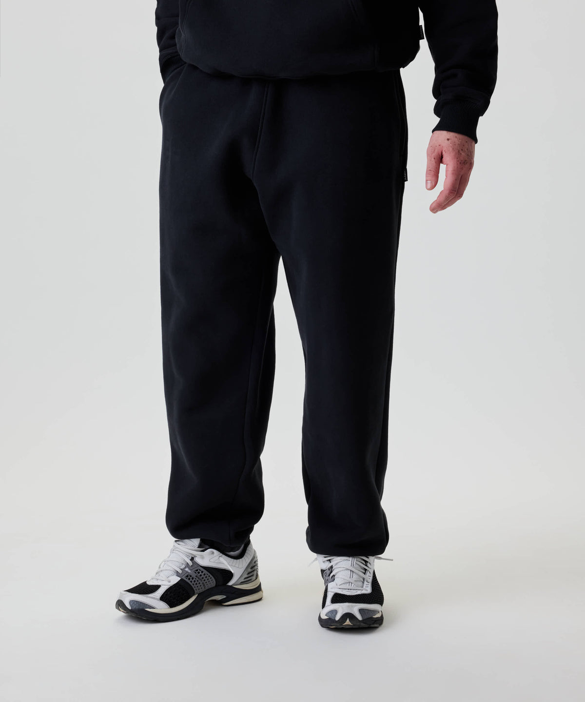 Die Nays Baggy Sweatpants, locker sitzend, mit YKK-Taschen und dezenter Stickerei, bieten dank gebürsteter Baumwolle optimalen Komfort. Ideal für Alltag und Freizeit.