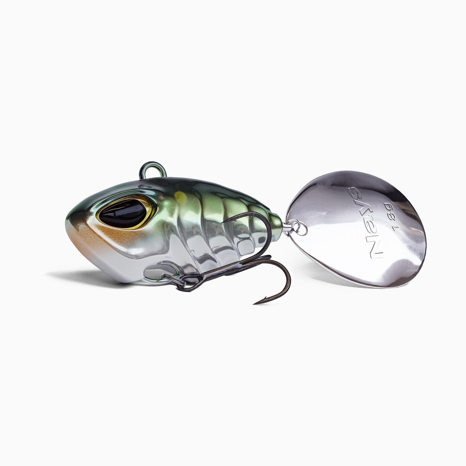 Das Bild zeigt einen Jig Spinner. Der tropfen-förmige Körper ist farblich abgestuft von Schwarz über Grün Silber mit Chrome Akzenten. Realistisches Augen-Design, ausgestattet mit einem BKK Drillingshaken und einem silbernen Spinner Blatt. 