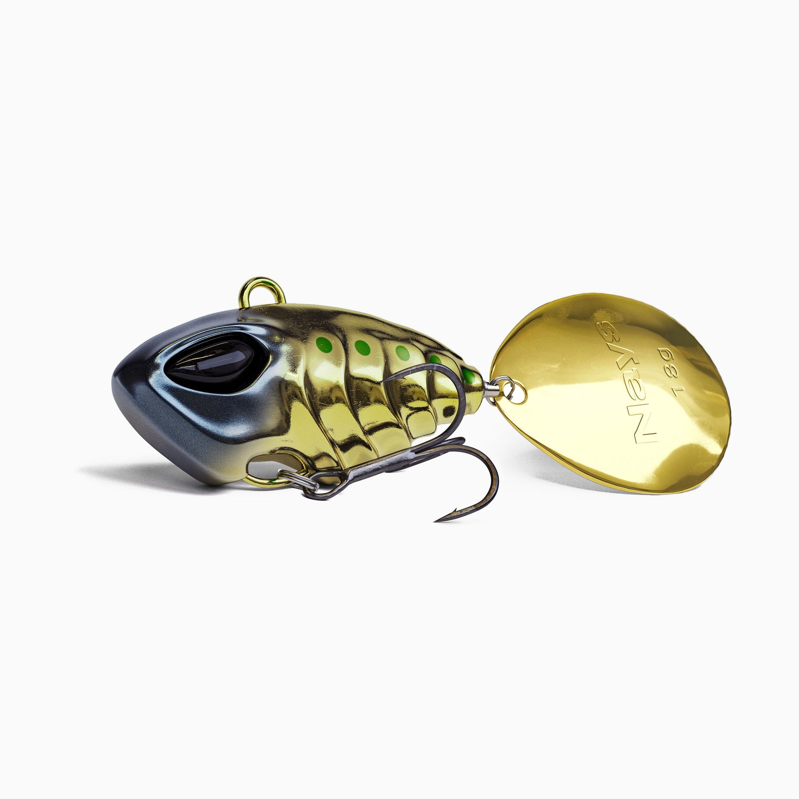 Das Bild zeigt einen Jig Spinner. Der tropfen-förmige Körper ist farblich abgestuft von Metallic Blau über Gold. Realistisches Augen-Design, ausgestattet mit einem BKK Drillingshaken und einem goldenen. Spinner Blatt. 