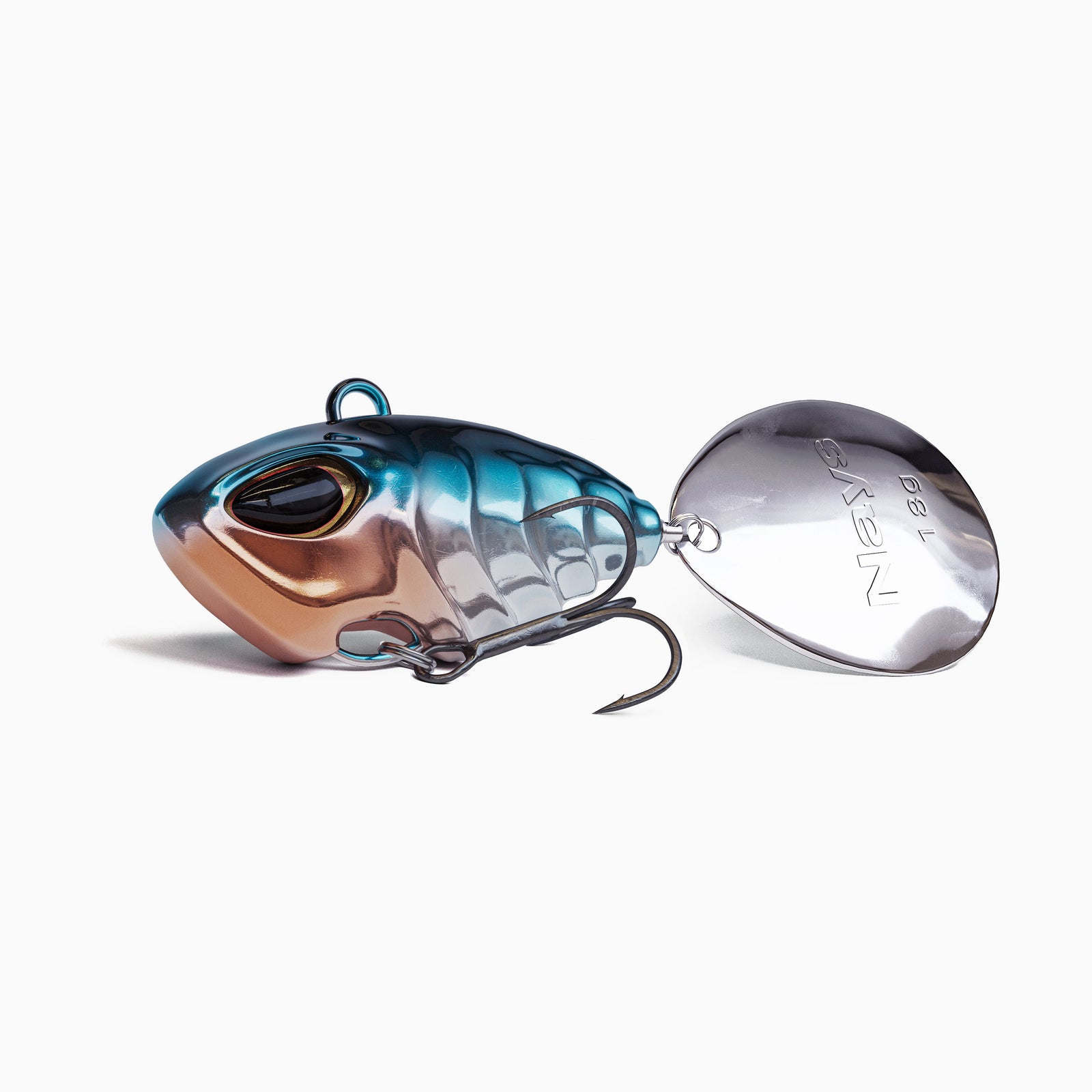 Das Bild zeigt einen Jig Spinner. Der tropfen-förmige Körper ist farblich abgestuft von Matallic Blau und Rot über Silber Akzente. Realistisches Augen-Design, ausgestattet mit einem BKK Drillingshaken und einem silbernen Spinner Blatt. 