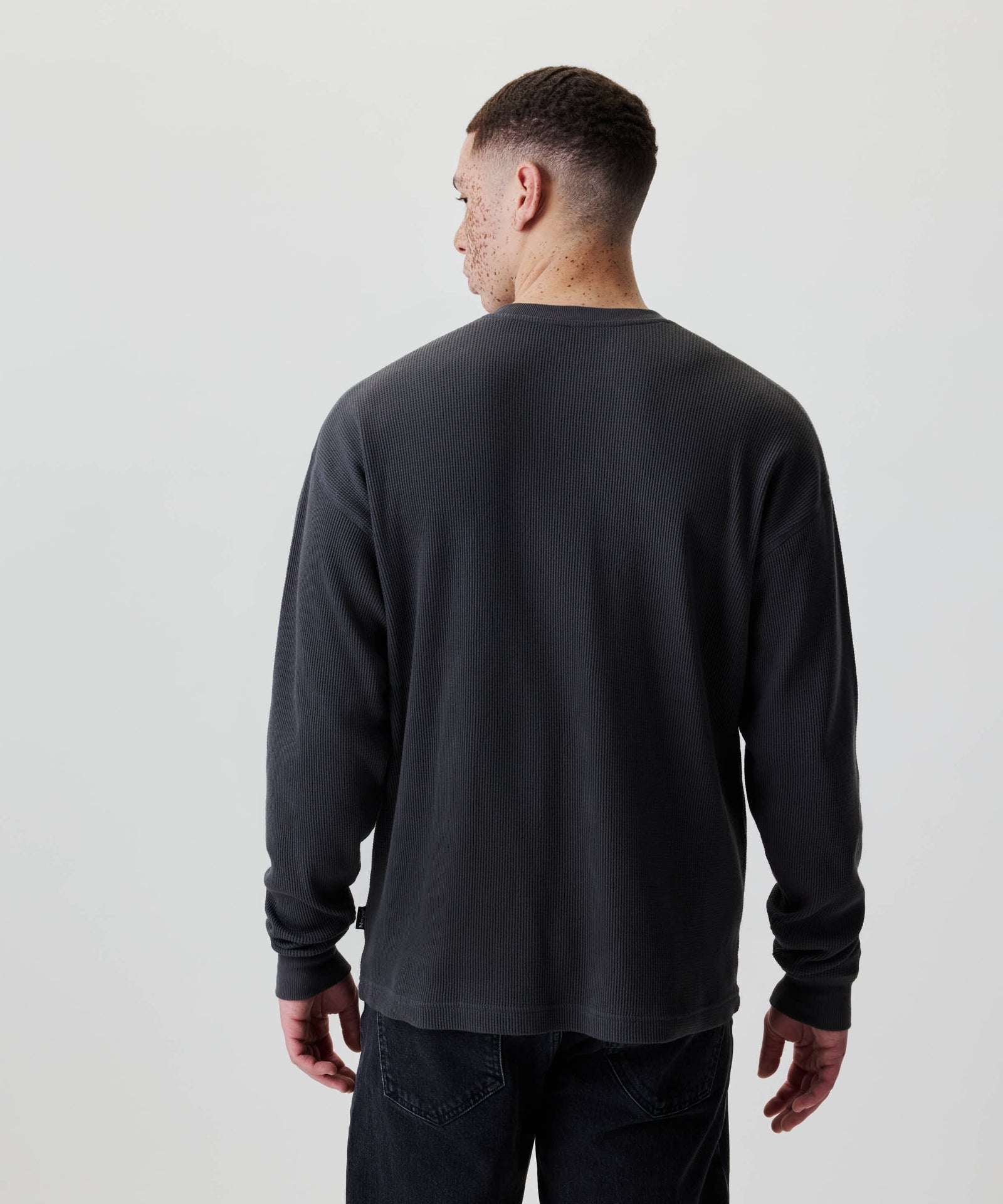 Mann trägt das Nays Classic Waffle Longsleeve aus strukturiertem Baumwollmaterial, das durch dezente Naht-Details und ein hochwertiges Flag-Label besticht.