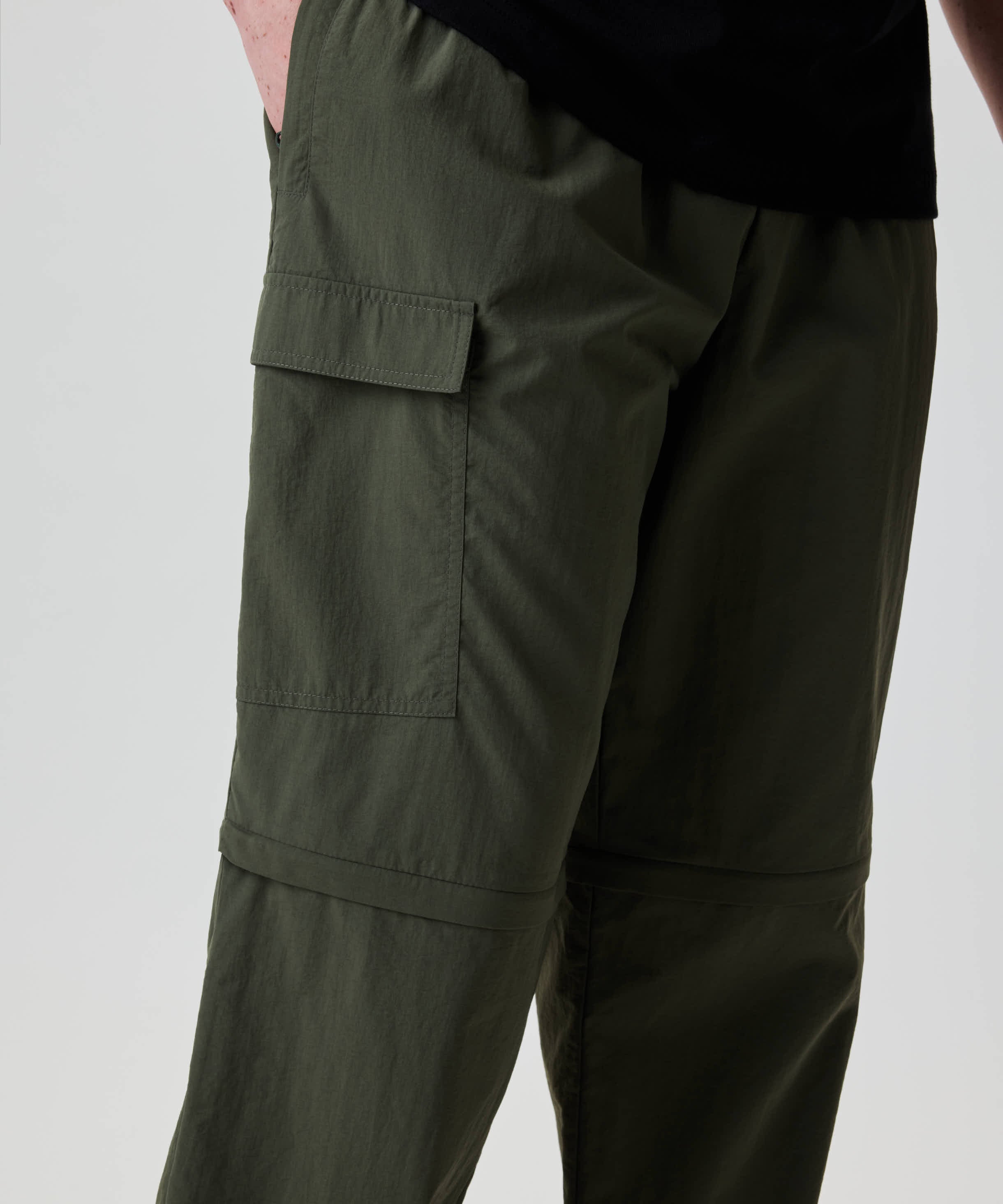 Nays Lightweight Zip Off Pants mit seitlicher Klappentasche und abtrennbaren Beinen. Ideal für Flexibilität bei wechselndem Wetter dank praktikabler Reißverschlüsse.