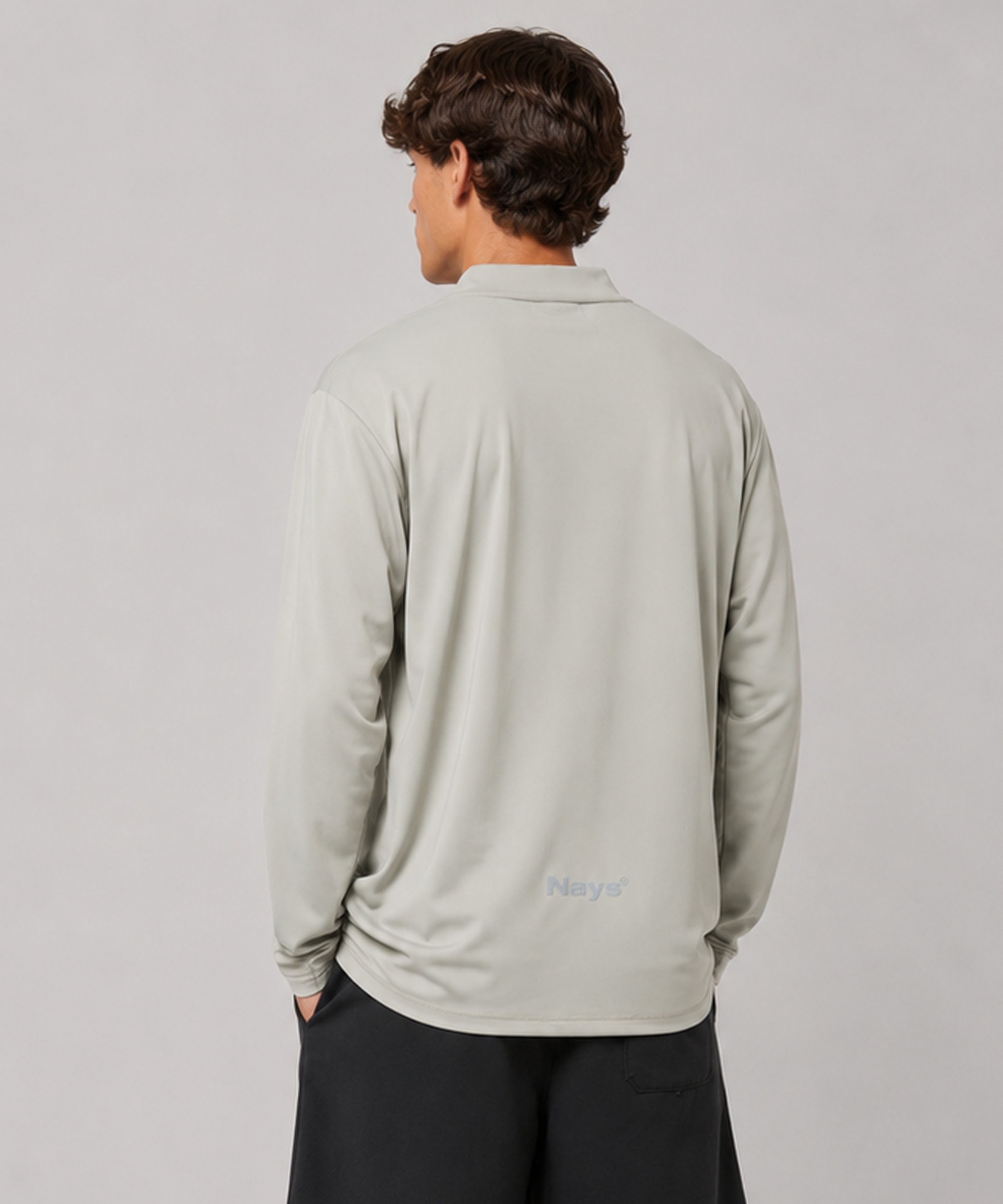 Model mit Nays UV Langarm-Shirt Grau Stehkragen Rückenansicht dezentes Logo.