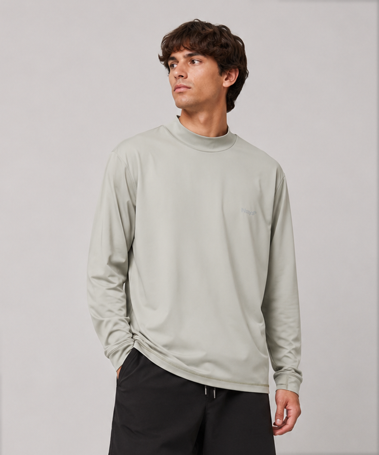 Model mit Nays UV Langarm-Shirt Grau Stehkragen Vorderansicht dezentes Logo.